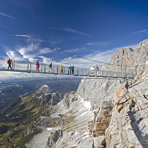 Nervenkitzel auf der Hängebrücke am Dachstein