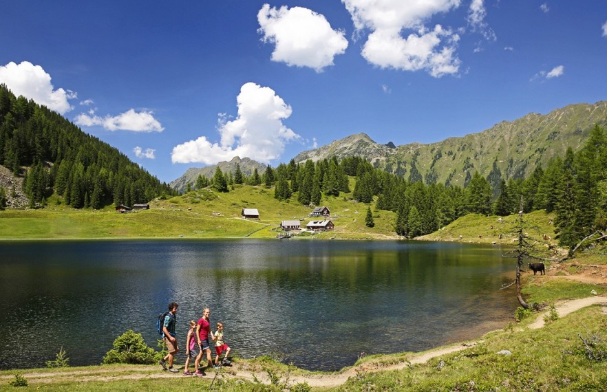 Familie während der Wandertour in Ramsau am Dachstein